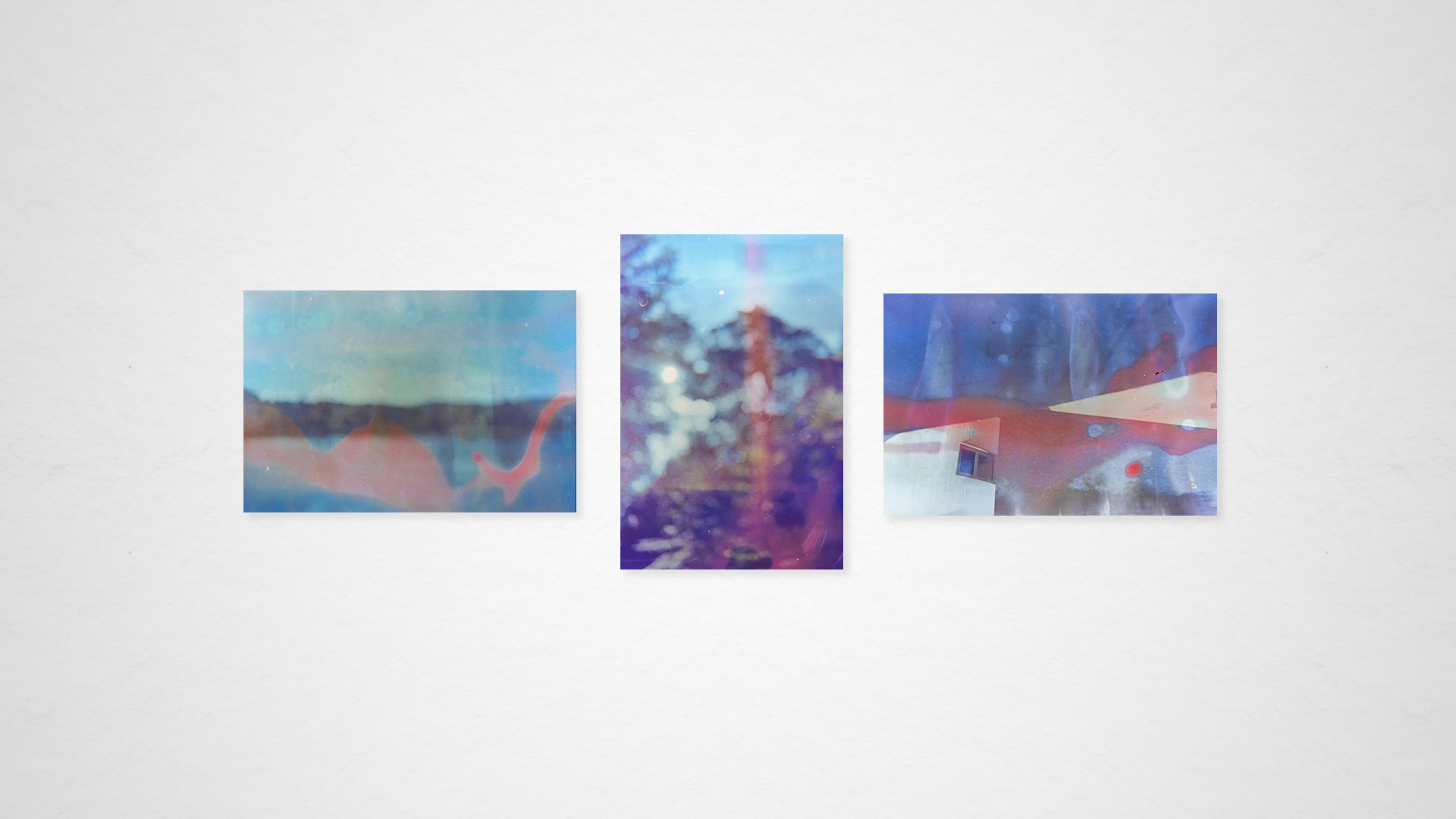 Drei Fotos einer Serie nebeneinander. Wasserlandschaft, Baumaufnahme und ein weißes Gebäude vor blauem Himmel. Rötliche Filmsoup-Spuren und Unschärfe verfremden die Szenen.