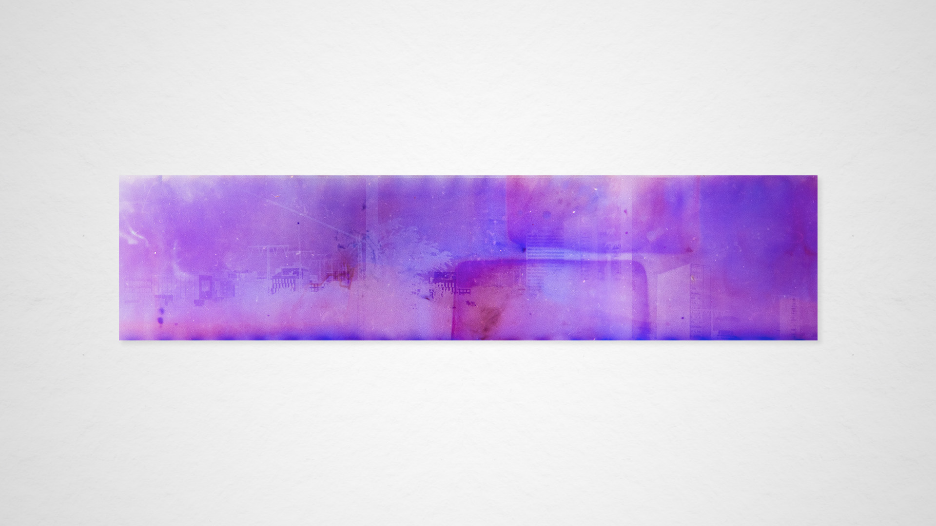 Ausdruck eines lilafarbenen Filmstreifenpanoramas mit abstrakten Filmsoup-Effekten. Im Bild sind schemenhaft Hochhäuser und urbane Strukturen erkennbar.