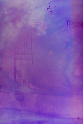 Hochformat. Verschwommene, fast verwischte Darstellung eines Hochhauses. Die Komposition wirkt wie in Farbe getaucht – in Pink, Lila und Blau, mit fleckiger Struktur.